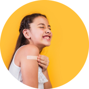Blij meisje met een pleister op haar arm straalt nadat ze haar angst voor vaccinaties heeft overwonnen met hypnosetherapie.